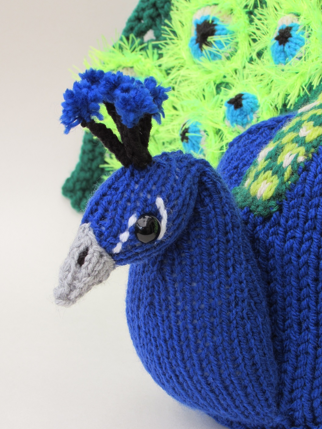 Peacock tea cosy knitting pattern