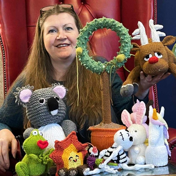 November Knitting Vlog, New Tea Cosy Patterns, Freebies, Festive Designs and chocolate orange cosies from TeaCosyFolk