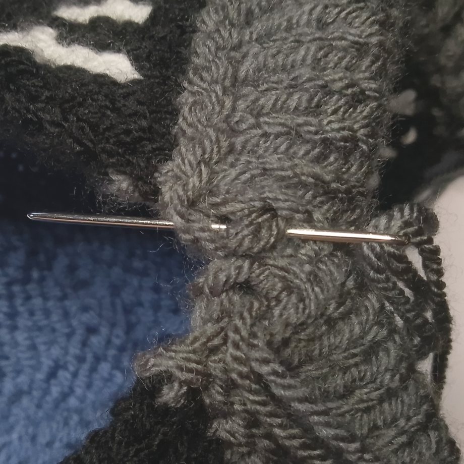 Mattress stitch tutorial step 4 – seam tightening as stitches are drawn together