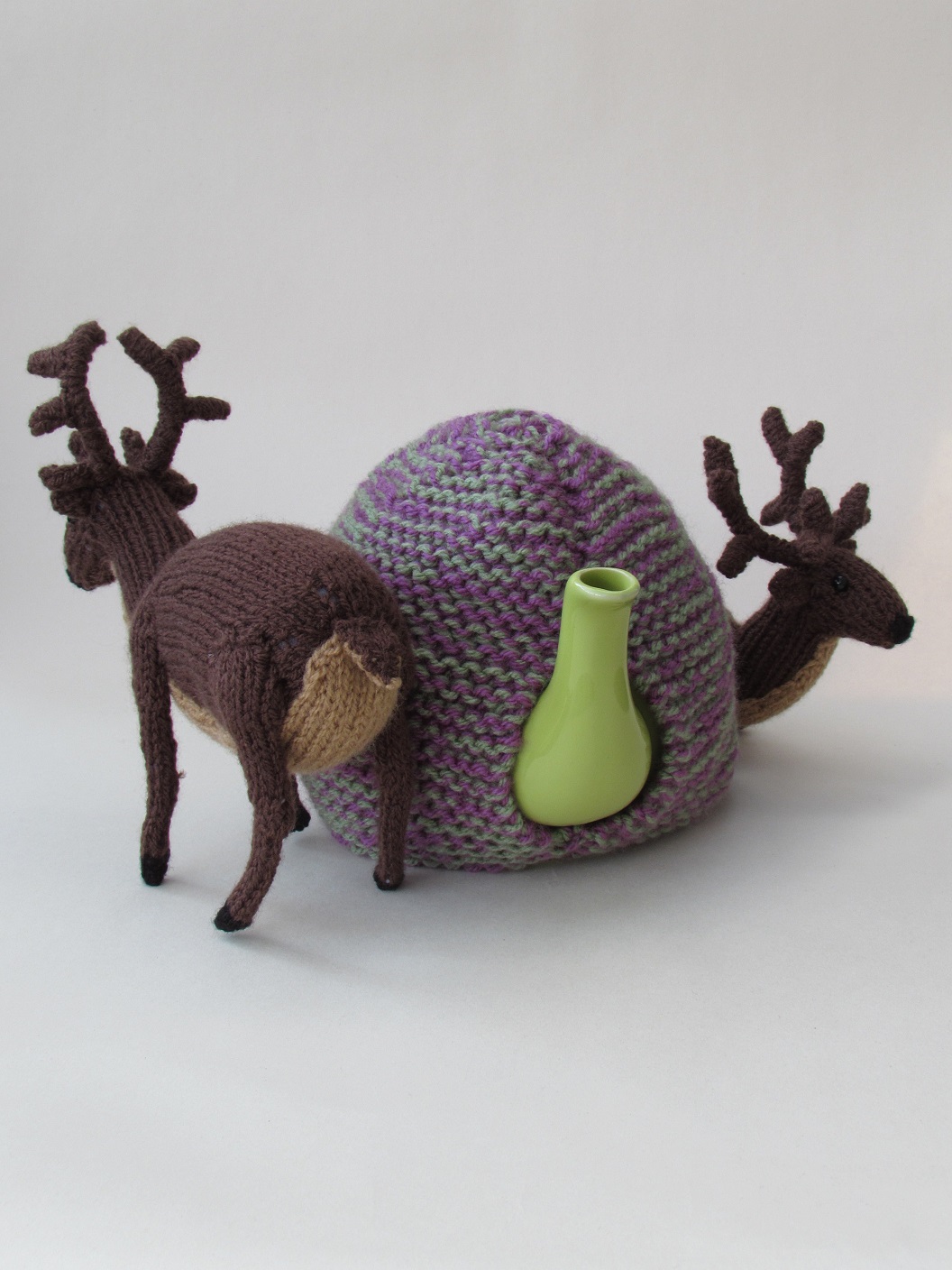 Deer in the Heather tea cosy knitting pattern