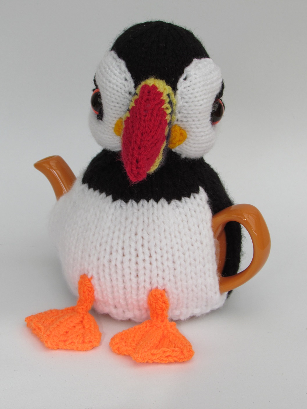 Puffin tea cosy knitting pattern